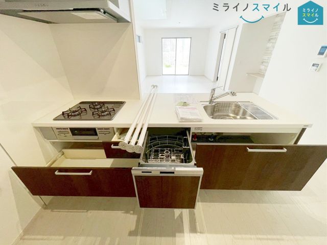 リビングで遊ぶ子供にも目が届きます♪安心感で選ぶなら対面キッチン！ご家族との会話も楽しみながらお料理をすることができます♪