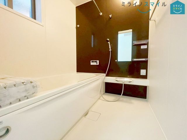 ゆったり足が伸ばせる浴槽で、毎日の疲れを癒やすバスタイムを実現！浴室乾燥機付きで、夜にお洗濯をする方でもスッキリ乾かせます♪
