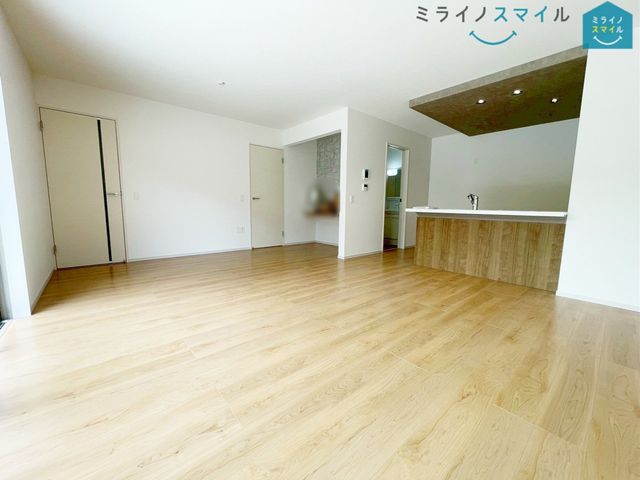 リビング18.0帖、家族が自然に集まる広さ！大画面ＴＶも余裕で配置できます♪インテリアプランの考察はかどるワイドなリビングです♪