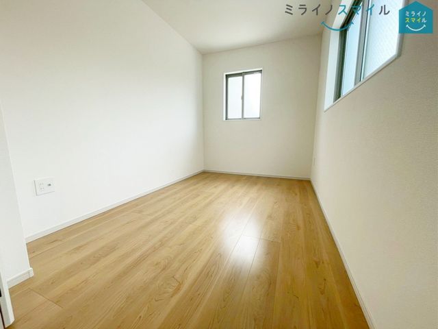 2面採光でお部屋も明るく、気持ち良く過ごすことができます♪風通しが良いので湿気が少なく、ハウスダストが心配な方にもおすすめです♪