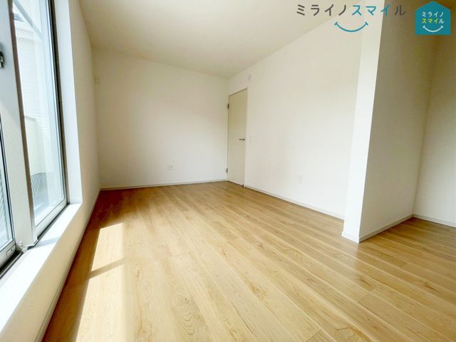 収納力が魅力のウォークインクローゼット付きです！お洋服をまとめておけるので、朝の服選びの時間の短縮にも◎広いスペースがあることで通気性を確保し、カビなども防止できます♪