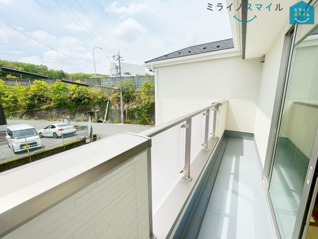 南向きで陽当りの良いバルコニーは物干しセットを追加してたくさんのお洗濯物が干せるのが魅力です！