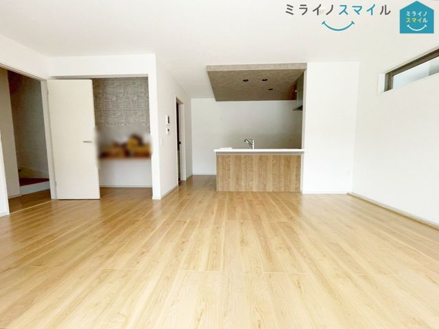ナチュラルな木目質の床から木のぬくもりを感じられる広々とした18.0帖のリビングルームです♪