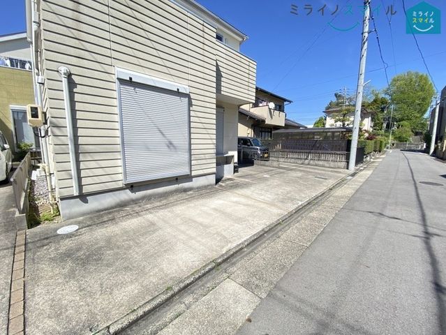 南向きの戸建てです。陽当り良好です。普通乗用車駐車スペース2台分あります。