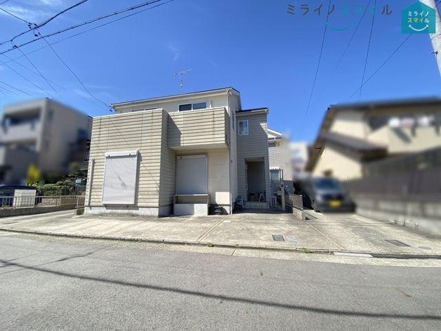 南向きの戸建てです。陽当り良好です。普通乗用車駐車スペース2台分あります。