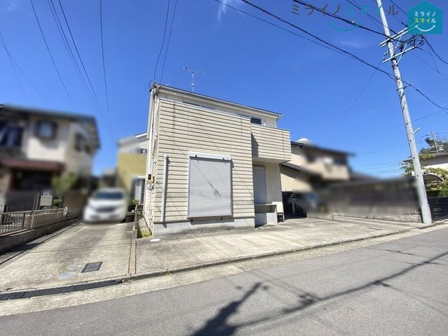 南向きの戸建てです。陽当り良好です。普通乗用車駐車スペース2台分あります。