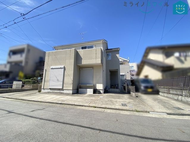 南向きの戸建てです。陽当り良好です。普通乗用車駐車スペース2台分あります。