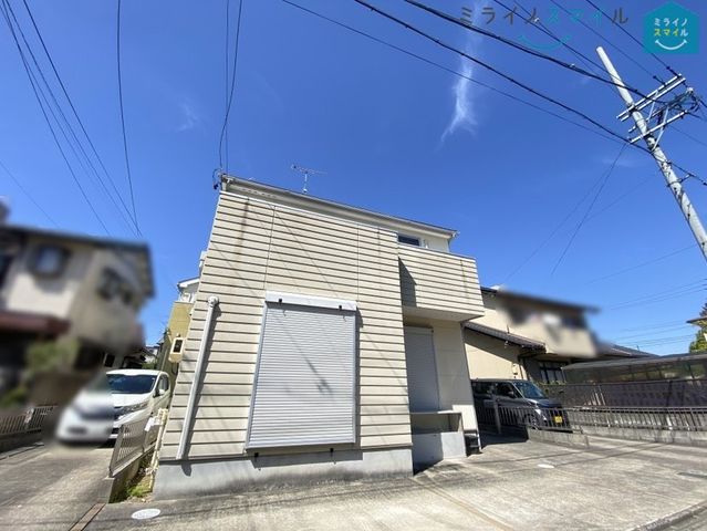 南向きの戸建てです。陽当り良好です。普通乗用車駐車スペース2台分あります。