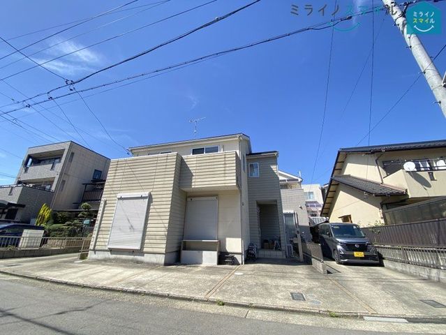 南向きの戸建てです。陽当り良好です。普通乗用車駐車スペース2台分あります。