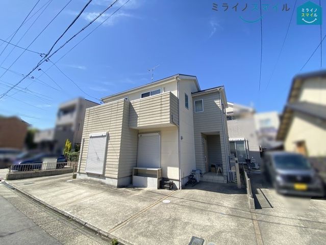 南向きの戸建てです。陽当り良好です。普通乗用車駐車スペース2台分あります。