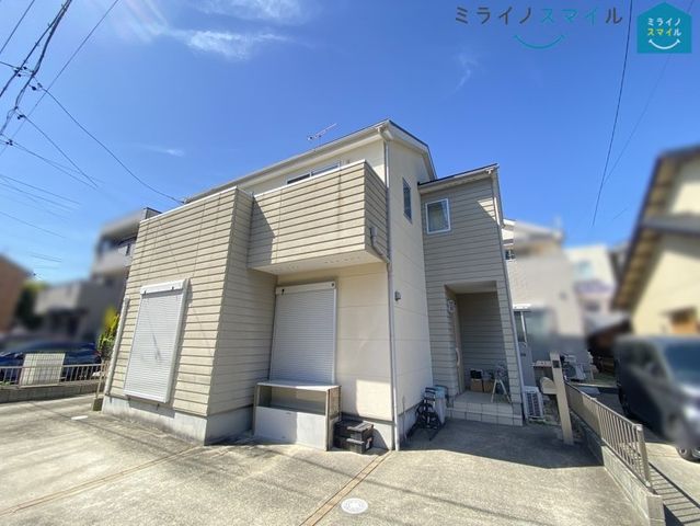 南向きの戸建てです。陽当り良好です。普通乗用車駐車スペース2台分あります。