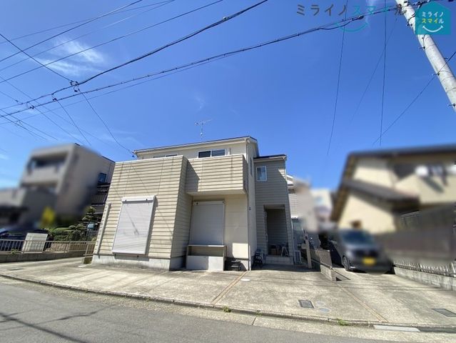 南向きの戸建てです。陽当り良好です。普通乗用車駐車スペース2台分あります。