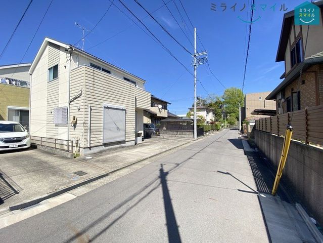 南向きの戸建てです。陽当り良好です。普通乗用車駐車スペース2台分あります。