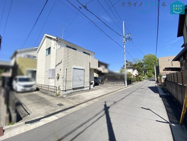 前面道路は約5.3ｍあり駐車も楽々です。