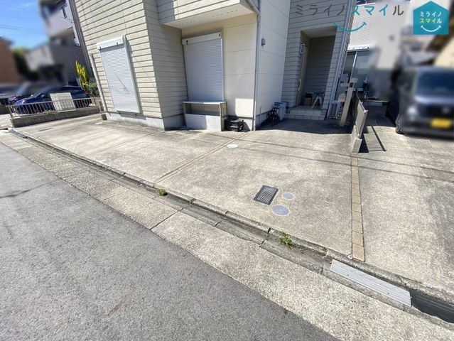 普通乗用車駐車スペース2台分あります。