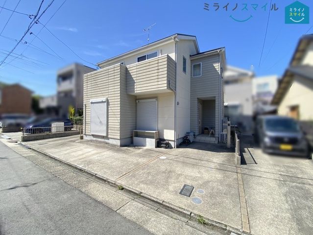 南向きの戸建てです。陽当り良好です。普通乗用車駐車スペース2台分あります。