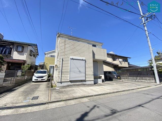 南向きの戸建てです。陽当り良好です。普通乗用車駐車スペース2台分あります。