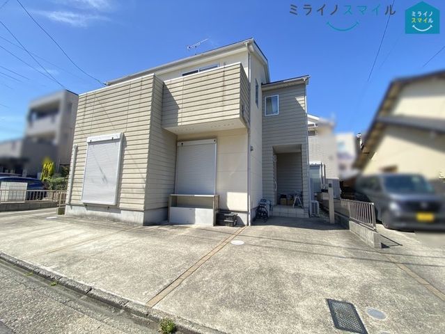 南向きの戸建てです。陽当り良好です。普通乗用車駐車スペース2台分あります。