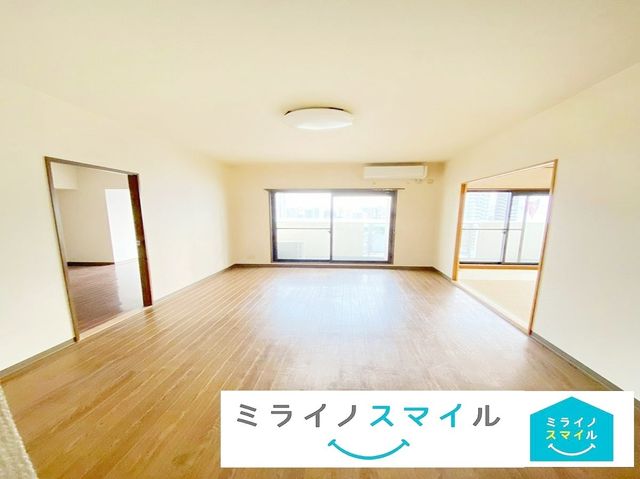 バルコニーに面しており、日当たりが良い明るいリビングです♪