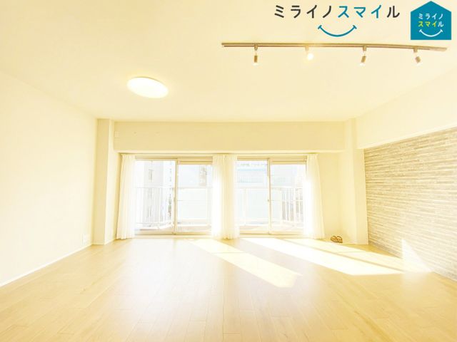 書斎スペースです。テレワークに最適な空間です。趣味のスペースとしてPC、読書にご利用ください。
