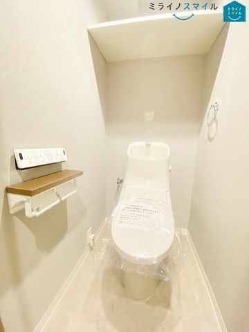 マンションの共用エントランスです。管理人室、掲示板、宅配ボックスがあります。
