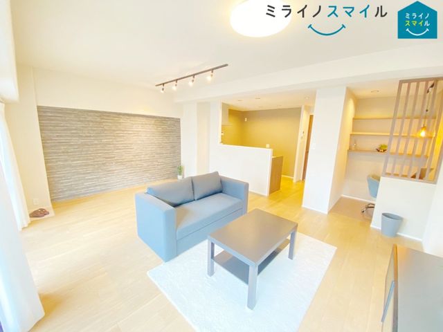 玄関下駄箱は新設しました。天井はフローリング調のクロスを張りました。