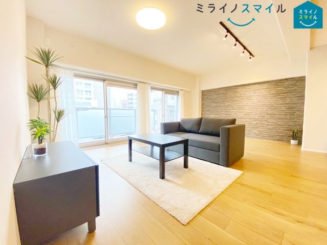 書斎コーナーありLDKです 壁の一面は石タイルのアクセントが高級感を演出しています