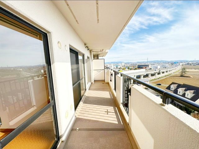 暖かな日差しのふりそそぐバルコニーです♪日当たり良好で洗濯物が良く乾きます◎
