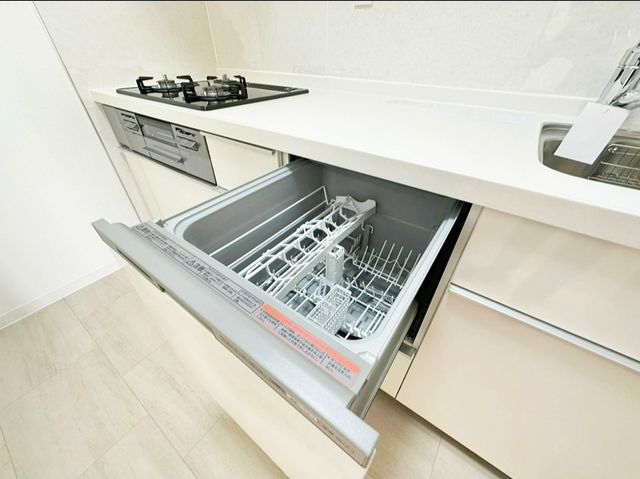 人気の3口コンロのグリル付きキッチンです♪食器洗浄乾燥機付きで家事の負担を軽減させます◎