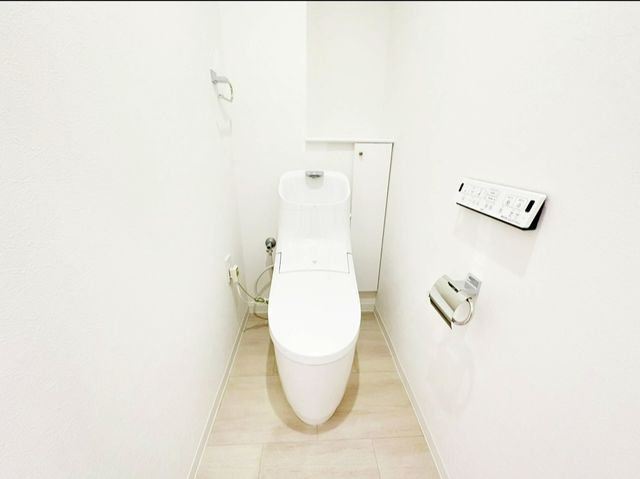 白を基調とした清潔感のあるシンプルで使いやすい高性能トイレです♪
