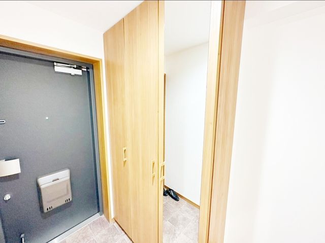 ベビーカーや泥のついたおもちゃをしまうのに便利な玄関収納付き♪