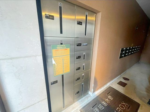 宅配ボックスがございますので荷物が届いても再配達の手間が省けます♪