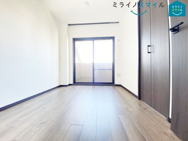 バルコニーに面した明るい洋室です♪太陽の光がたくさん入り気持ちが良いですね!