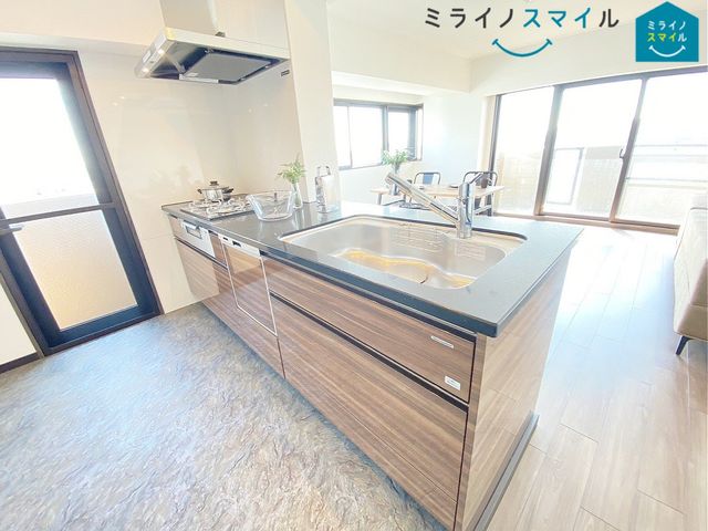 リビングで遊ぶ家族にも目が届く、安心感で選ぶなら対面キッチン!ご家族との会話を楽しみながらお料理ができます♪