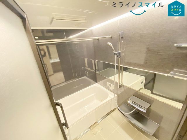 ゆったり足の延ばせる浴槽で一日の疲れを癒すバスタイムを実現!冬に嬉しい追い焚き機能付きでいつでも適温のお風呂に入れます♪