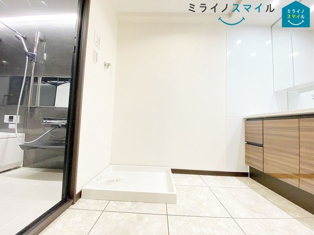 洗面台前にランドリーコーナーもゆったり!ドラム式も置ける余裕のある脱衣所です♪