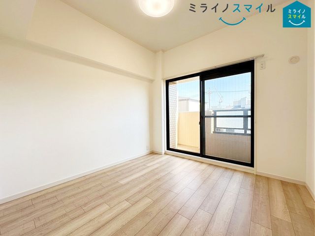 バルコニーに面した明るい6.0帖の洋室です!木の温もりがやさしいフローリングの落ち着くお部屋♪