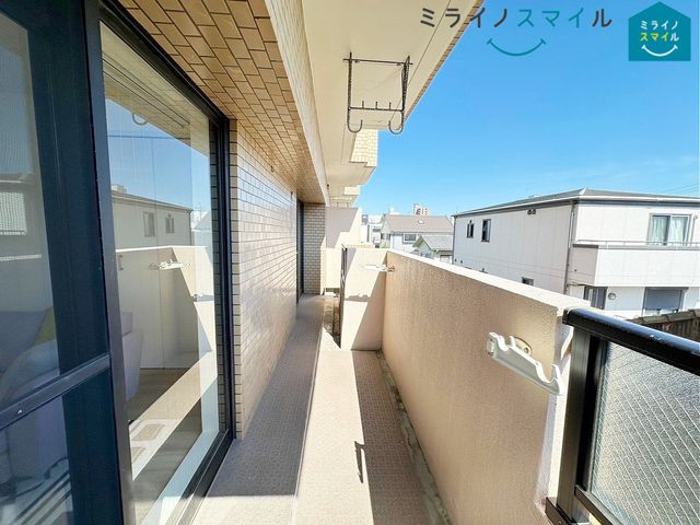 南向きで陽当りの良いバルコニーは物干しセットを追加してたくさんのお洗濯物が干せるのが魅力です!