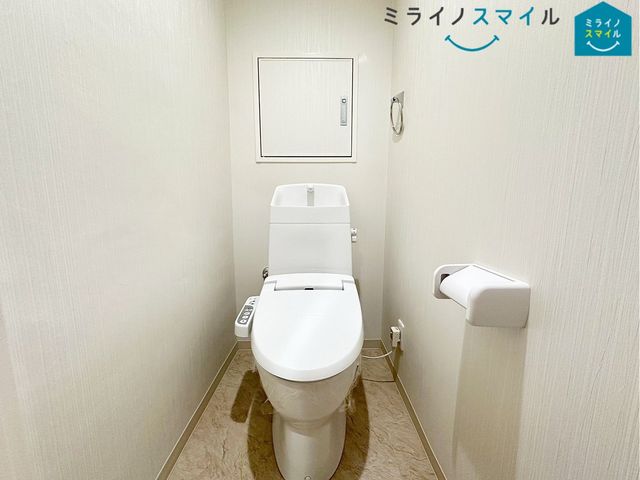 白を基調とした清潔感のあるシンプルで使いやすい高性能トイレです♪