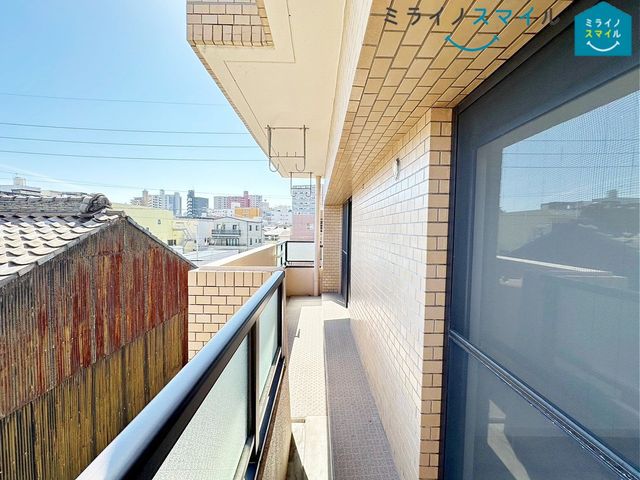 広々としたバルコニーです!リビングと洋室の2部屋から出入りができるので使い勝手が良いですね◎