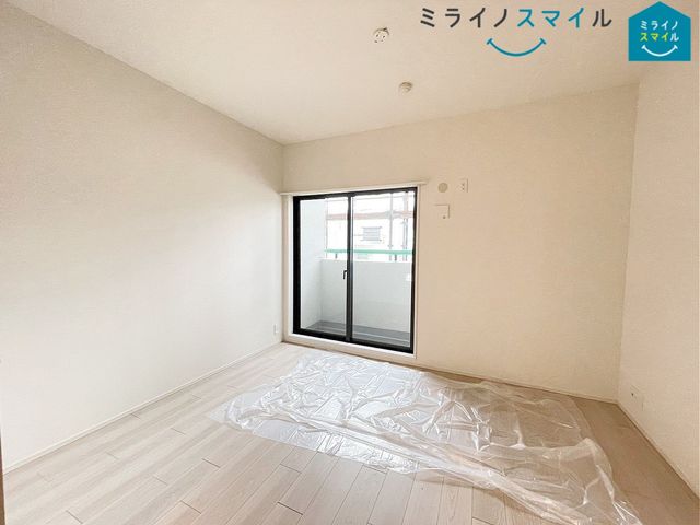 バルコニーに面した明るい洋室です♪太陽の光がたくさん入り気持ちが良いですね!