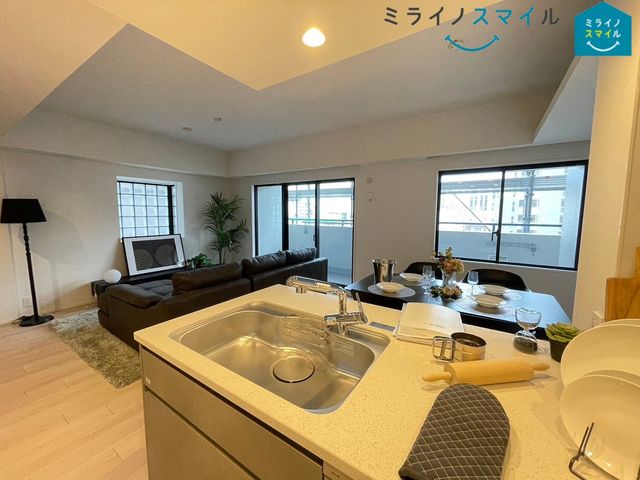 広々としており使い勝手の良いシステムキッチン!会話をしながら楽しくお料理ができますね♪