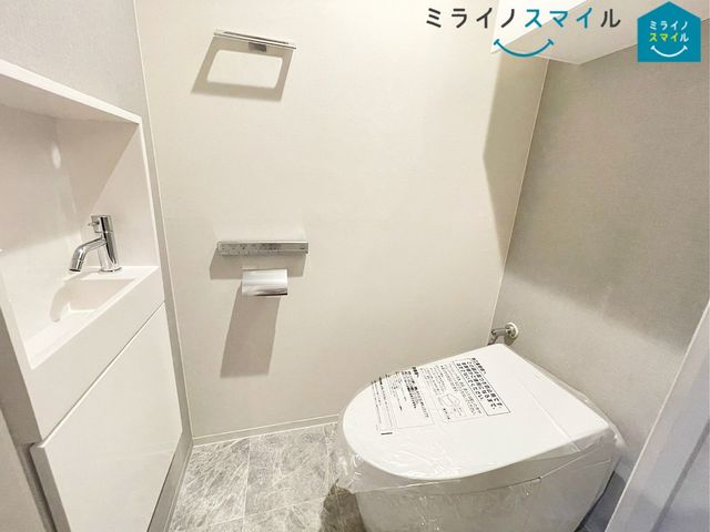 手洗い場付きのタンクレストイレです!タンクがない分スペースが広く感じられます♪