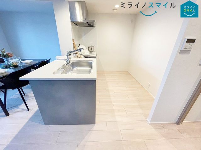 余裕のある広々キッチンはお子さんと一緒に並んでお料理ができる広さ♪毎日のお料理が楽しくなりそうです!