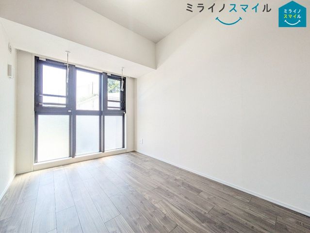 リビング横の明るい洋室です♪太陽の光がたくさん入り気持ちが良いですね!室内干し設備付きです!