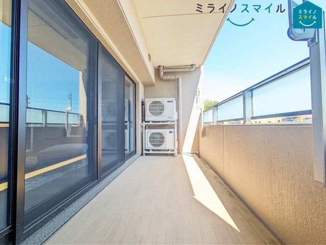 南向きで陽当りの良いバルコニーは物干しセットを追加してたくさんのお洗濯物が干せるのが魅力です!