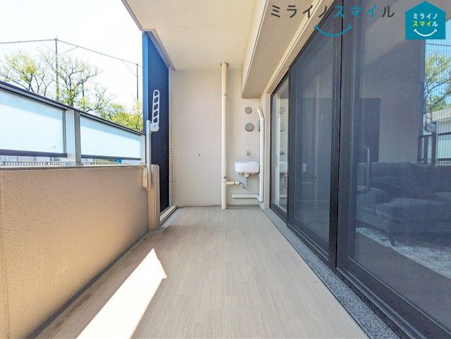 バルコニーにはスロップシンクが付いております!一般的な洗面台に比べると、大きくて深さがあるので、通常の洗面では洗いにくいものもOK♪