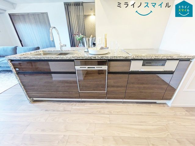 リビングで遊ぶ子供にも目が届きます♪安心感で選ぶなら対面キッチン!ご家族との会話も楽しみながらお料理をすることができます♪