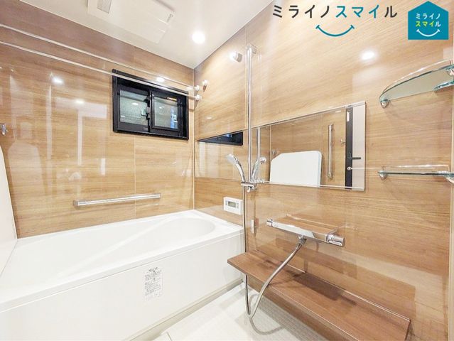 ゆったり足の延ばせる浴槽で一日の疲れを癒すバスタイムを実現!冬に嬉しい追い焚き機能付きでいつでも適温のお風呂に入れます♪