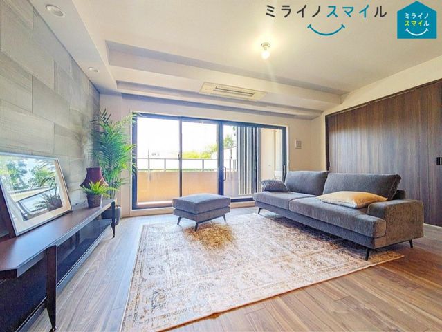 リビングは家族が自然に集まる広さ!大画面TVも余裕で配置できます♪インテリアプランの考察はかどるワイドなリビングです♪